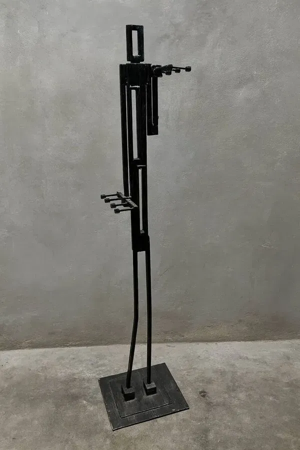 Illustration numéro 4 du produit Porte-manteau design en fer – Pièce unique sculpturale