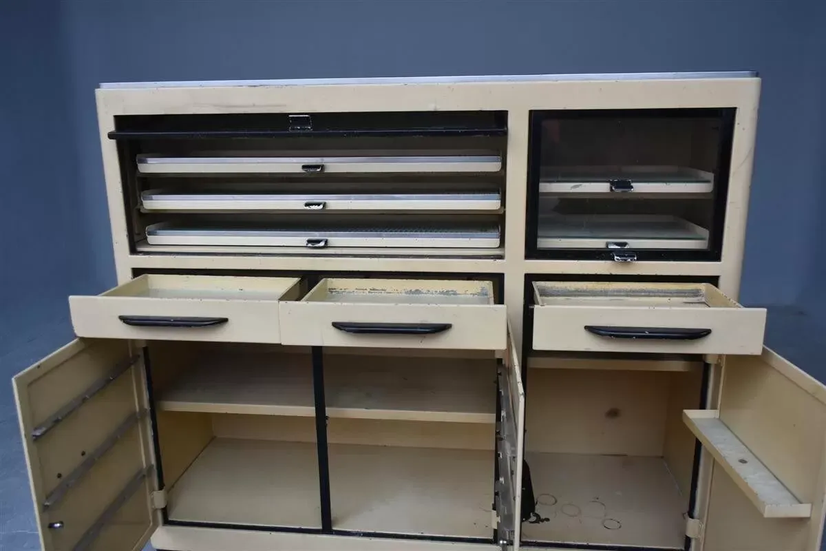 Illustration numéro 4 du produit Meuble de métier en tôle peinte de dentiste 1950