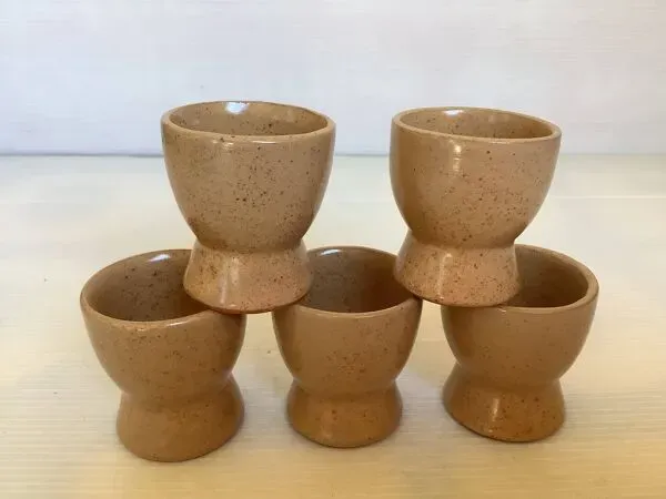 Illustration numéro 4 du produit Cinq coquetiers en grès artisanal