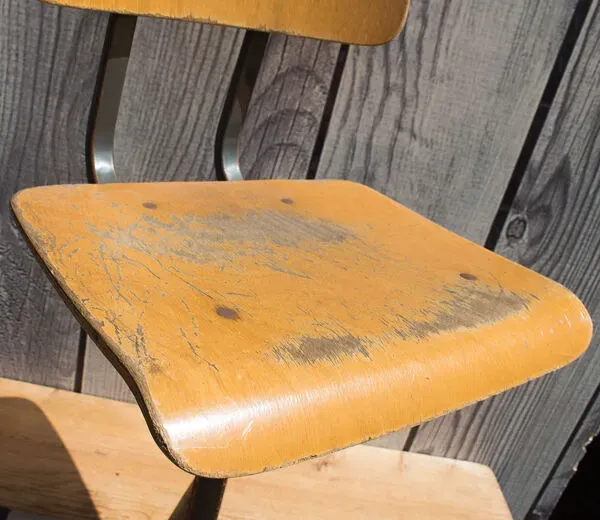 Illustration numéro 4 du produit Chaise d'école metal et bois