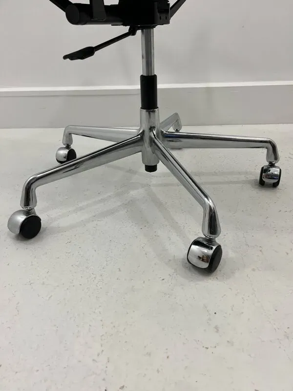 Illustration numéro 4 du produit Chaise de bureau Hopsak Fabric Ea-117 par Charles Eames pour Vitra, années 2000.