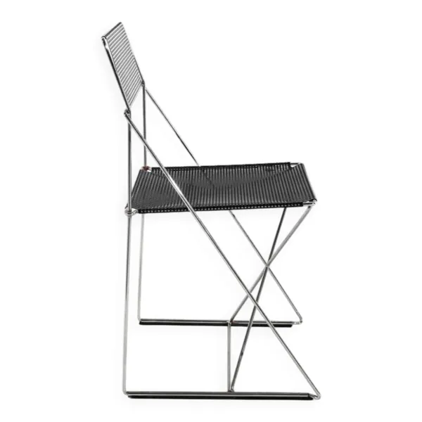 Illustration numéro 4 du produit Quatre chaises empilables Nuova X-Line de Niels Jorgen Haugesen pour Magis.