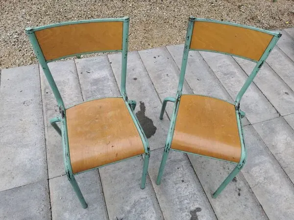 Illustration numéro 4 du produit Lot de deux chaises d'école