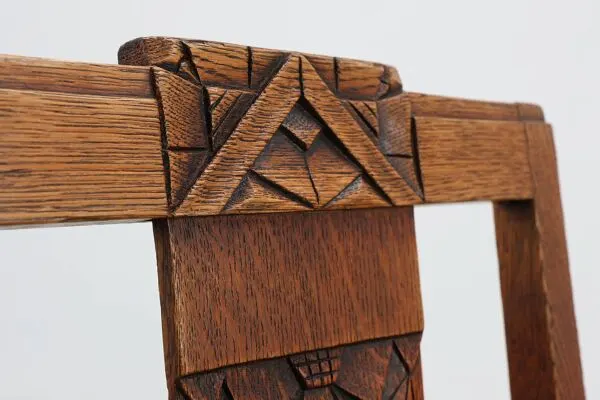 Illustration numéro 4 du produit Chaise latérale en chêne de style École d'Amsterdam avec des sculptures géométriques, Les Pays-Bas