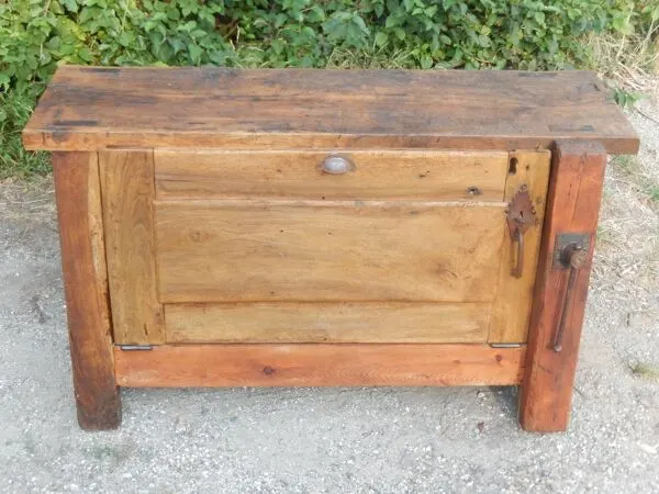Illustration numéro 4 du produit Superbe ancien établi de menuisier restauré en chêne - Meuble de métier