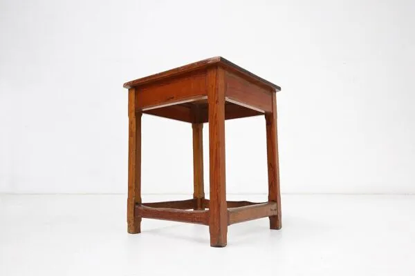 Illustration numéro 4 du produit Tabouret en bois carré industriel avec poignée, Belgique, années 1920