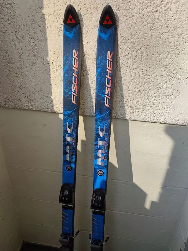 Illustration numéro 4 du produit 3 paires de skis vintage Rossignol Strato, ST 650 & Fischer