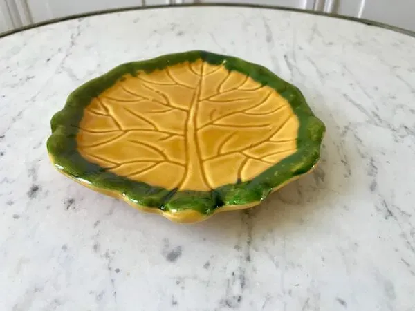 Illustration numéro 4 du produit Vide-poche feuille en barbotine jaune et vert années 60-70