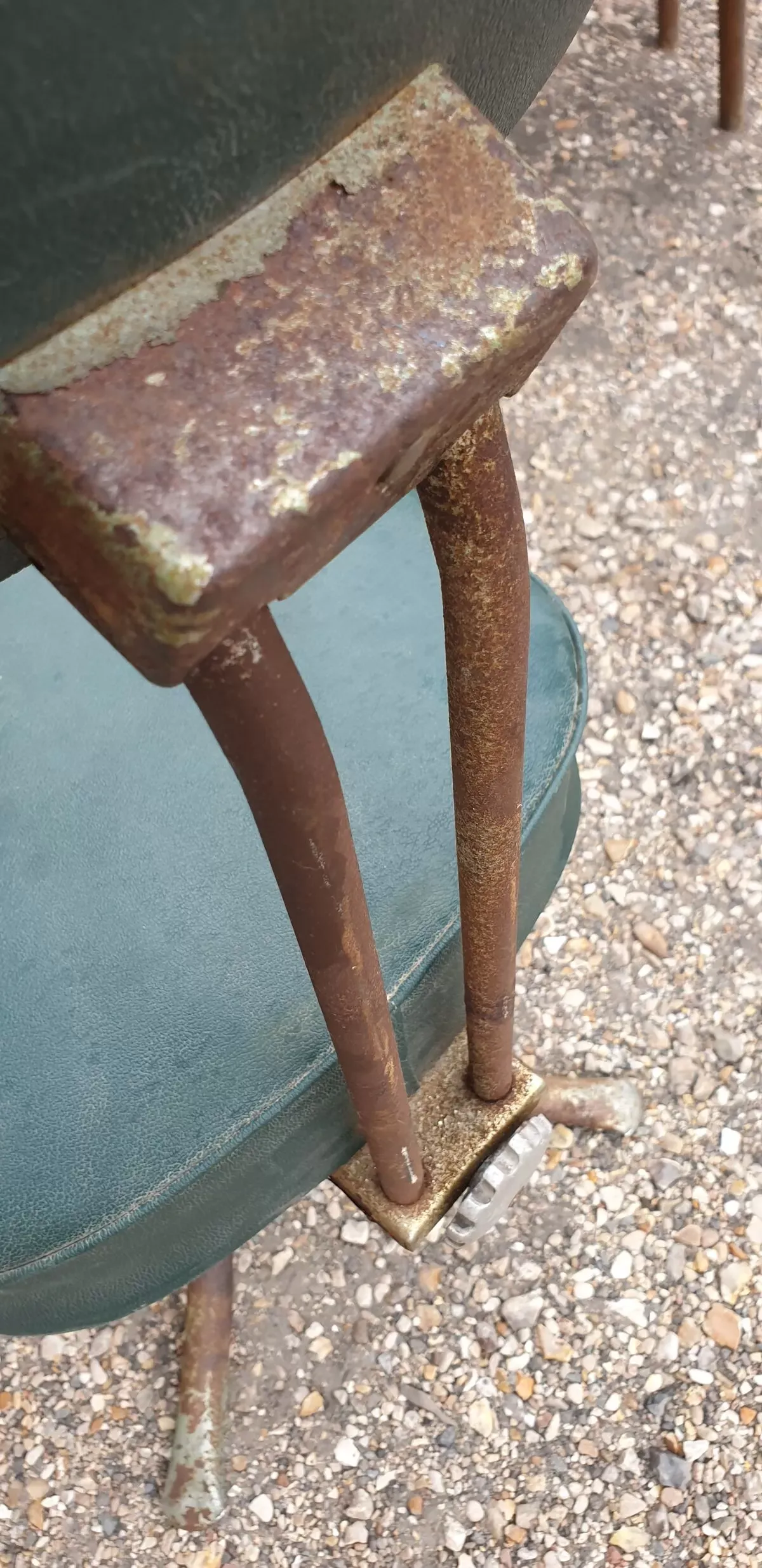 Illustration numéro 4 du produit Chaise pivotante en skaï vert et acier chromé, Pullman, 1960