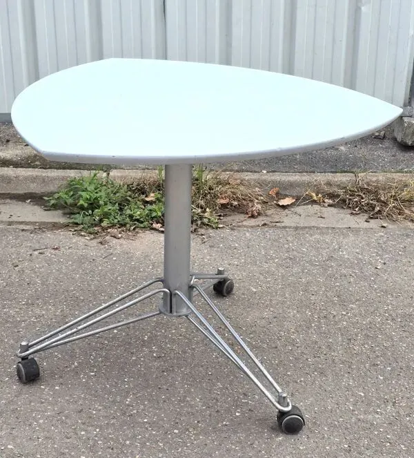 Illustration numéro 4 du produit Table vintage industrielle