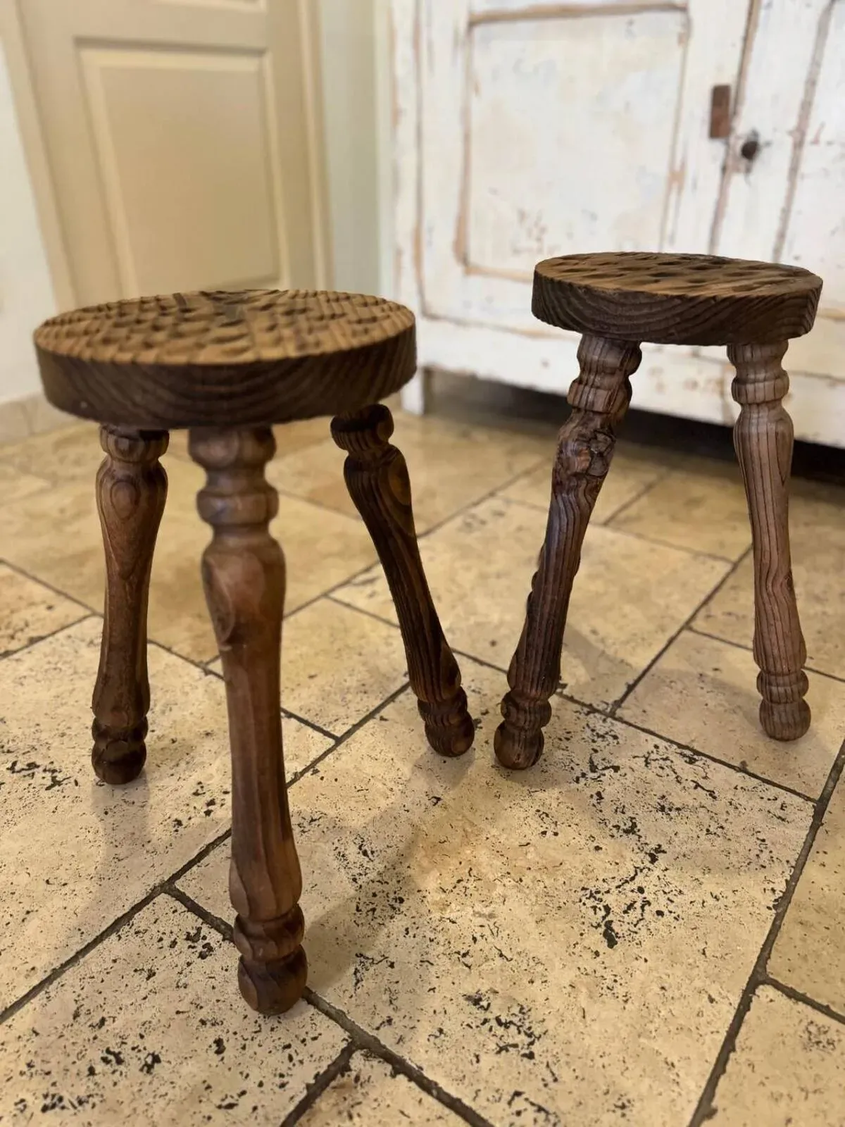 Illustration numéro 4 du produit Duo tabourets tripodes