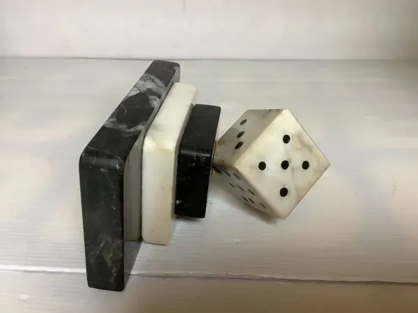 Illustration numéro 4 du produit Un serre livre dés à jouer en marbre