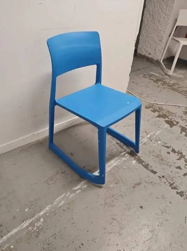 Illustration numéro 4 du produit Chaise de cafétéria empilable Pacific Blue