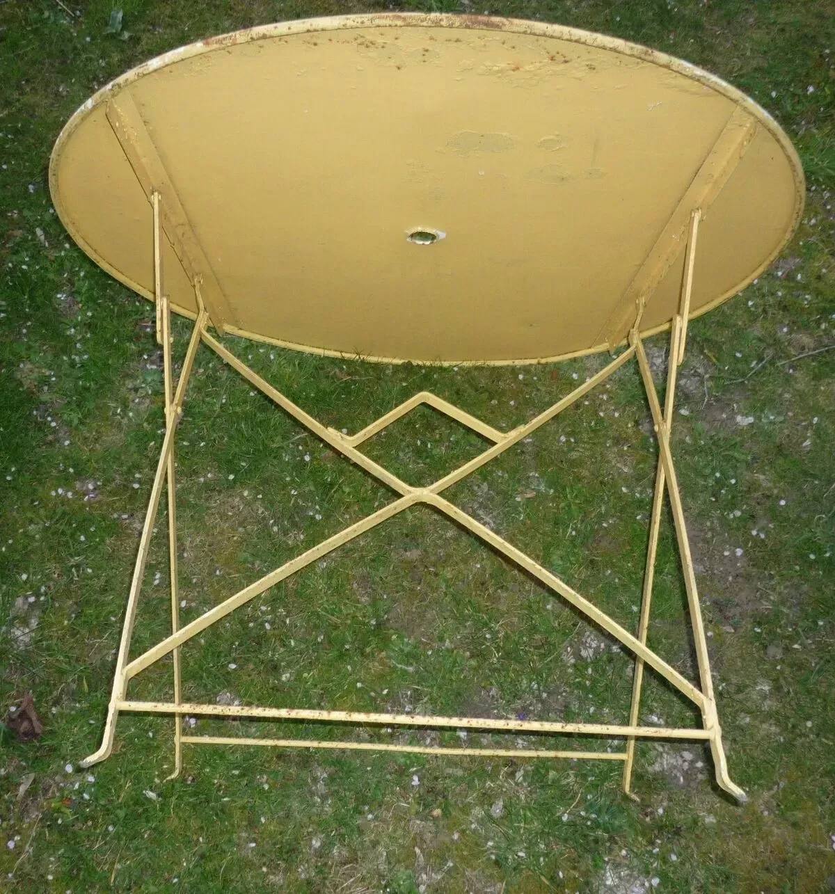 Illustration numéro 4 du produit Table de jardin en  tôle pliable 1950