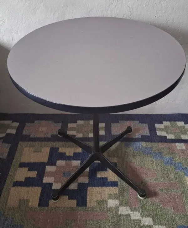 Illustration numéro 4 du produit Table bistro circulaire Eames Vitra avec base contract, années 1960-70.