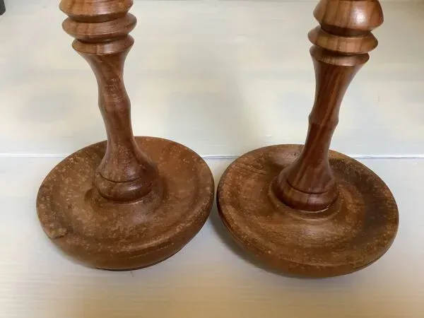 Illustration numéro 4 du produit Paire de grands bougeoirs en bois