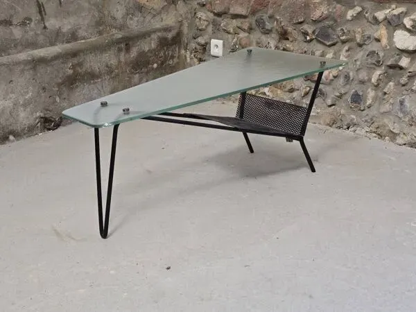 Illustration numéro 4 du produit Table basse en verre et métal laqué noir