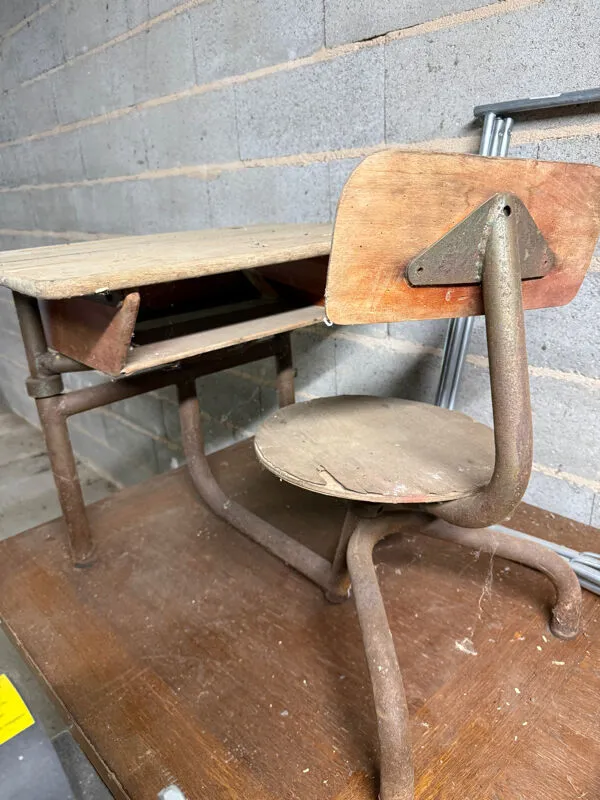 Illustration numéro 4 du produit Bureau / pupitre d’écolier