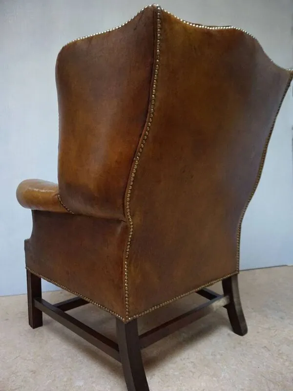 Illustration numéro 4 du produit Fauteuil Chesterfield en cuir cognac vintage, style wingback, Angleterre années 1940.