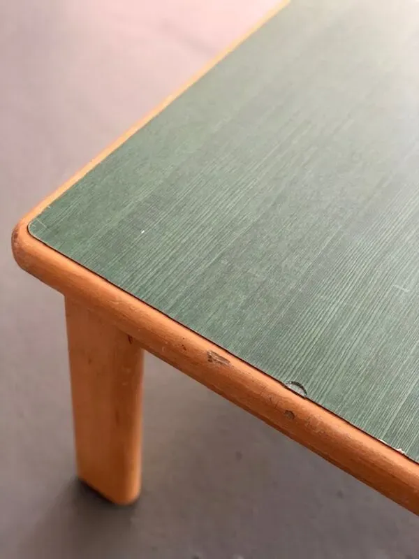 Illustration numéro 4 du produit Table basse rectangulaire en bois et mélaminé vert foncé