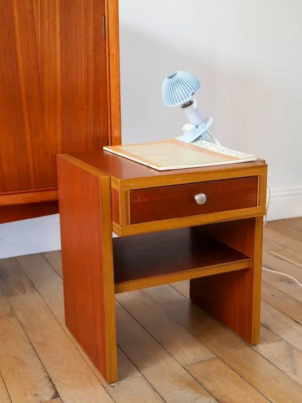Illustration numéro 4 du produit petite table de chevet en teck, Mid-Century, 1960