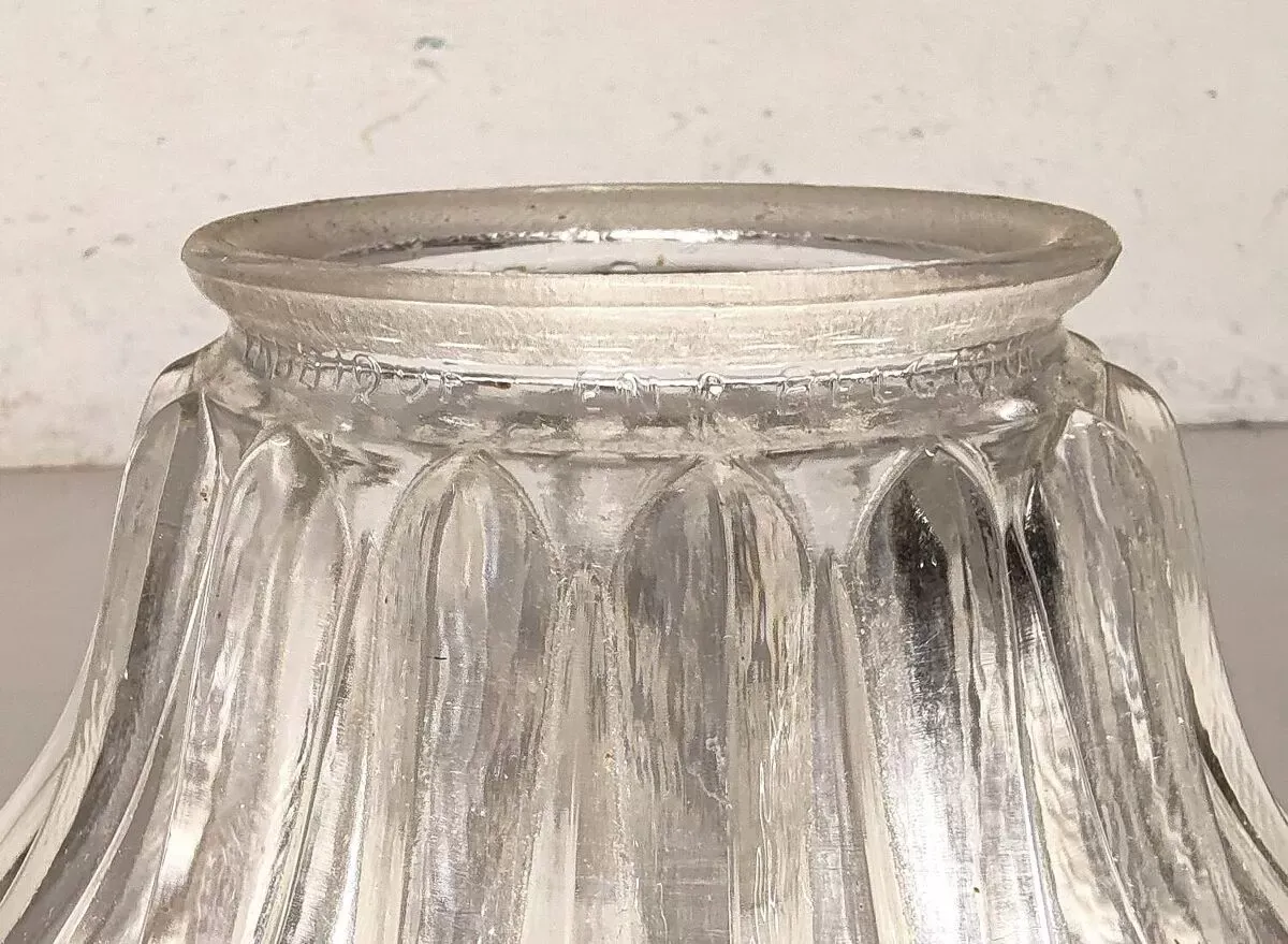 Illustration numéro 4 du produit Grande lampe en verre industriel holophane année 20