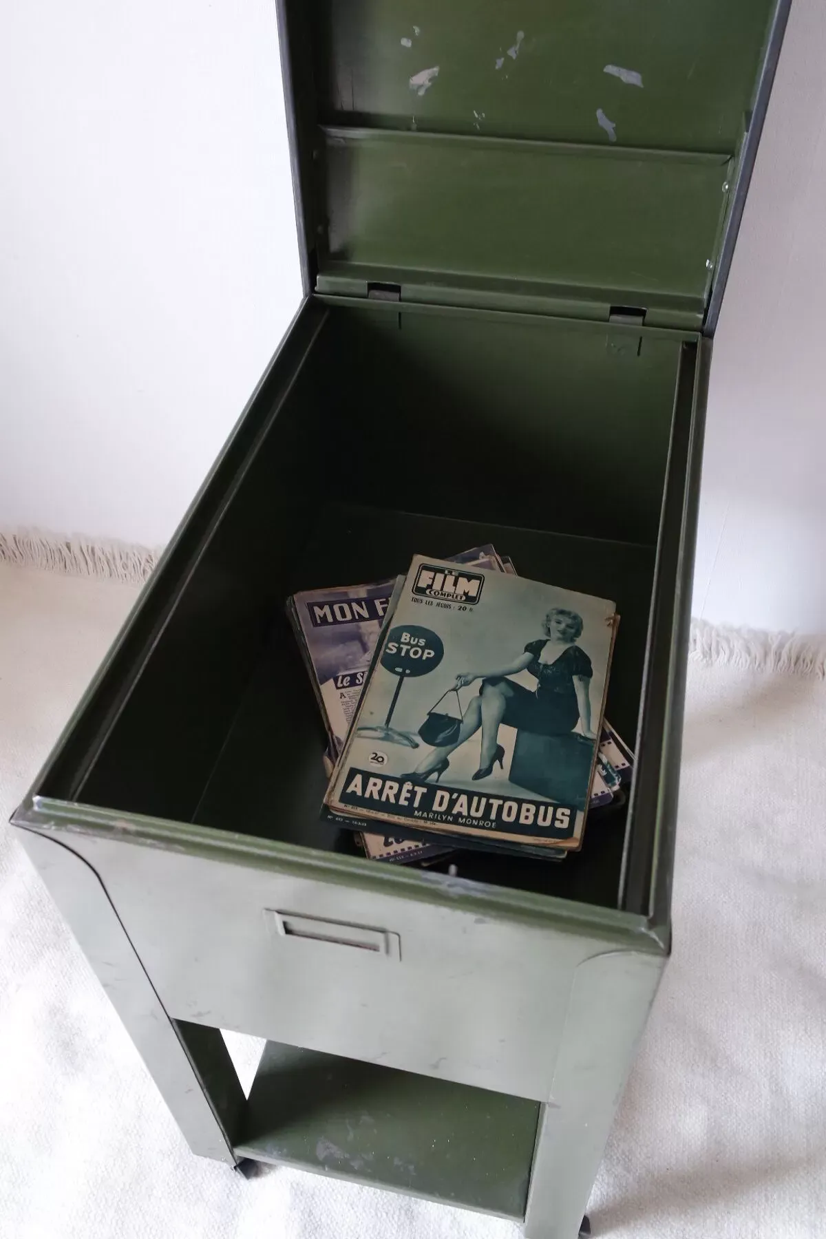 Illustration numéro 4 du produit Caisson à roulette industriel vintage