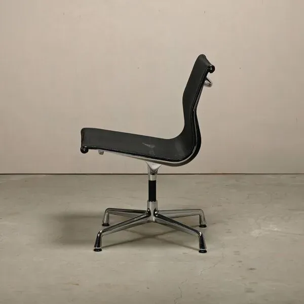 Illustration numéro 4 du produit Chaises de salle à manger Eames Aluminum Group EA106 en maille noire, Vitra