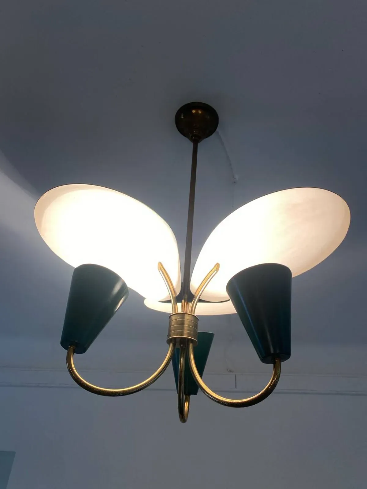 Illustration numéro 4 du produit Lustre 3 feux vintage en laiton doré et métal des années 50