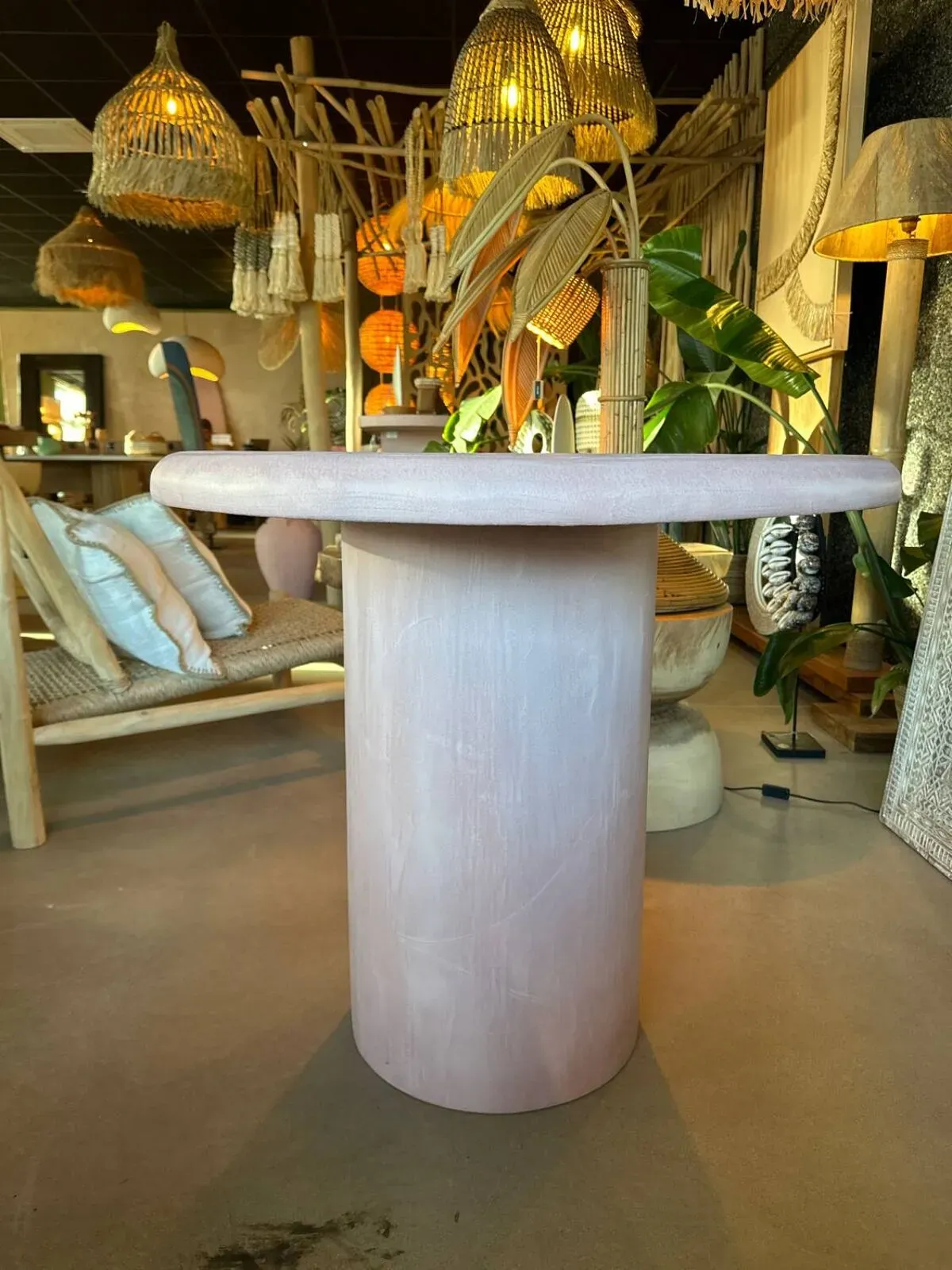 Illustration numéro 4 du produit Table à manger en béton ciré