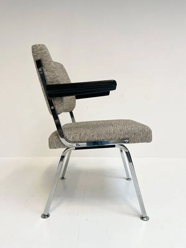 Illustration numéro 4 du produit Fauteuil designer en tissu gris attribué à Gispen, années 1960.
