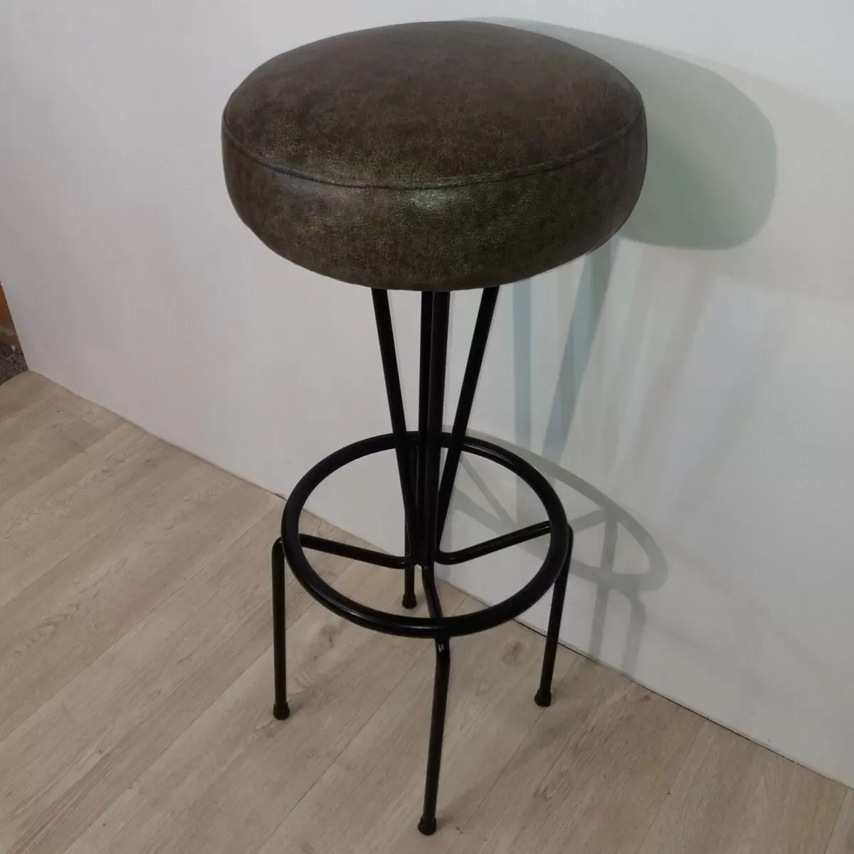 Illustration numéro 4 du produit Tabouet métal et cuir