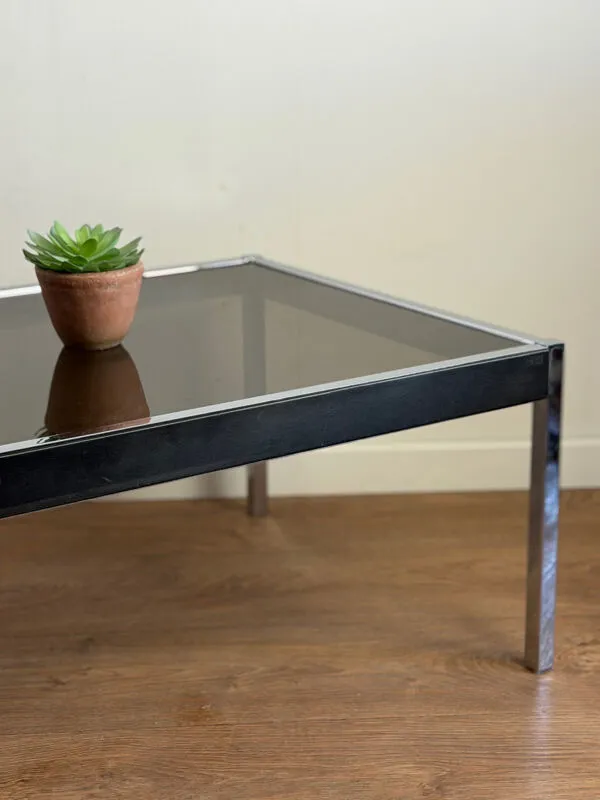 Illustration numéro 4 du produit Grande table basse design années 70 chrome, verre fumé et skaï