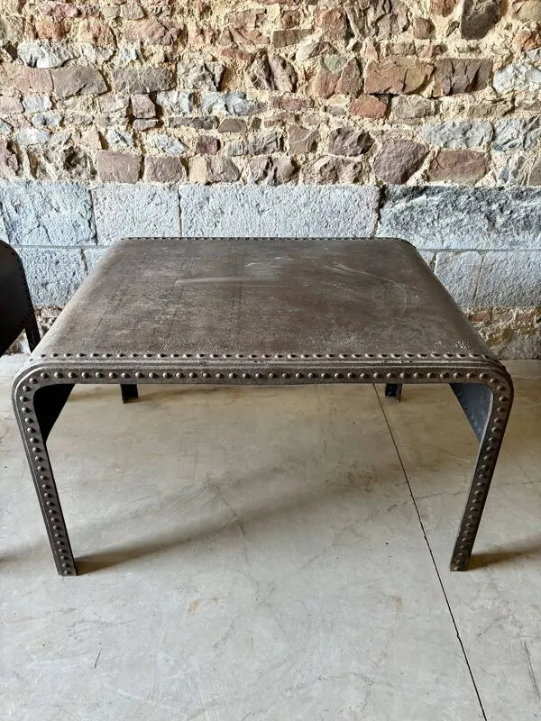 Illustration numéro 4 du produit Paire de grandes tables industrielles rivetées en métal