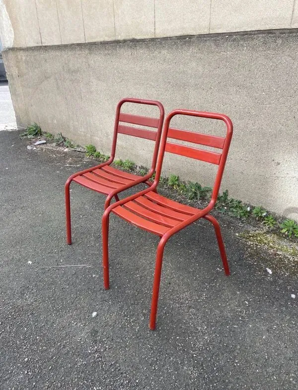 Illustration numéro 4 du produit 2 chaises style Tolix en métal rouge, France 1950