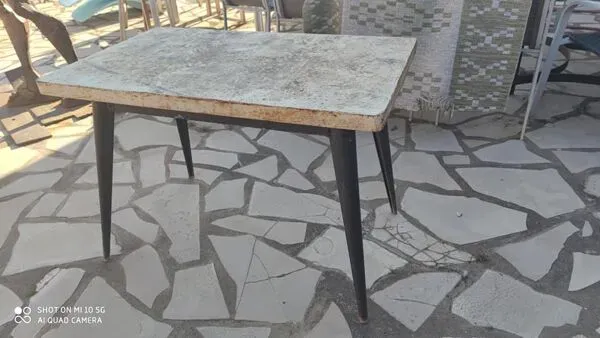 Illustration numéro 4 du produit Table rectangulaire en acier Tolix