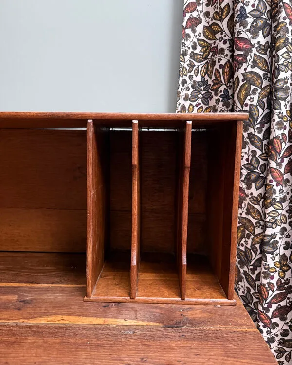 Illustration numéro 4 du produit Bureau ancien à gradin