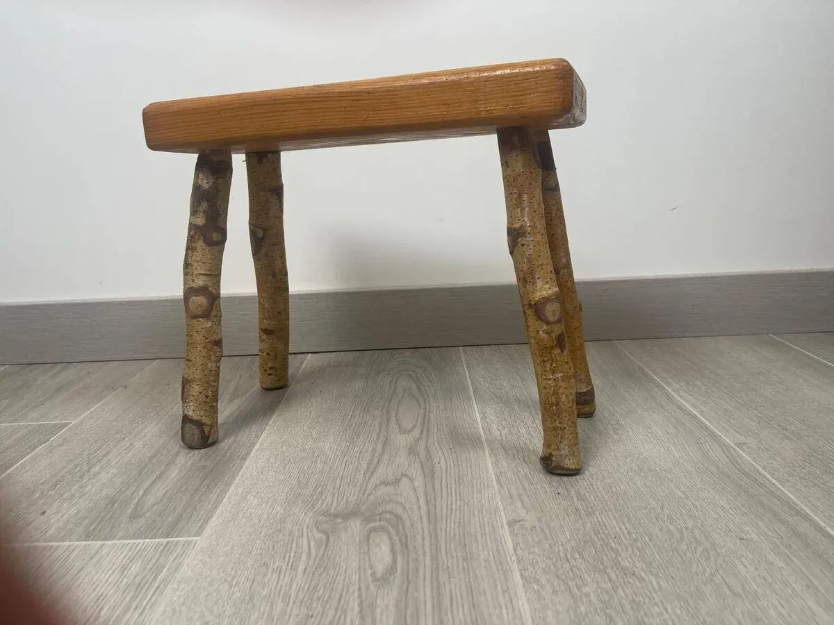 Illustration numéro 4 du produit Tabouret rectangulaire brutaliste artisanal