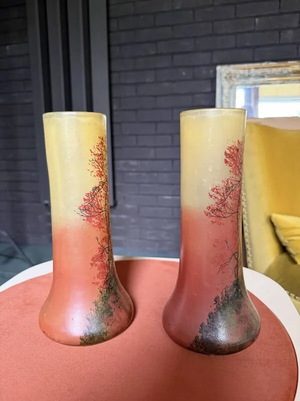 Illustration numéro 4 du produit Paire de vases en verre satiné - art nouveau