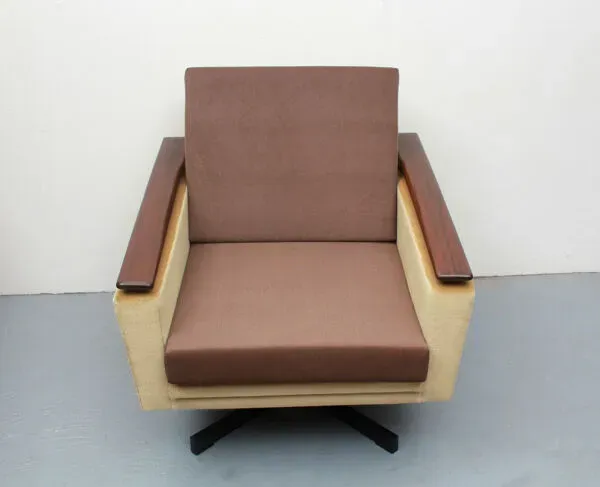 Illustration numéro 4 du produit Fauteuil pivotant des années 1960 en mohair-velours