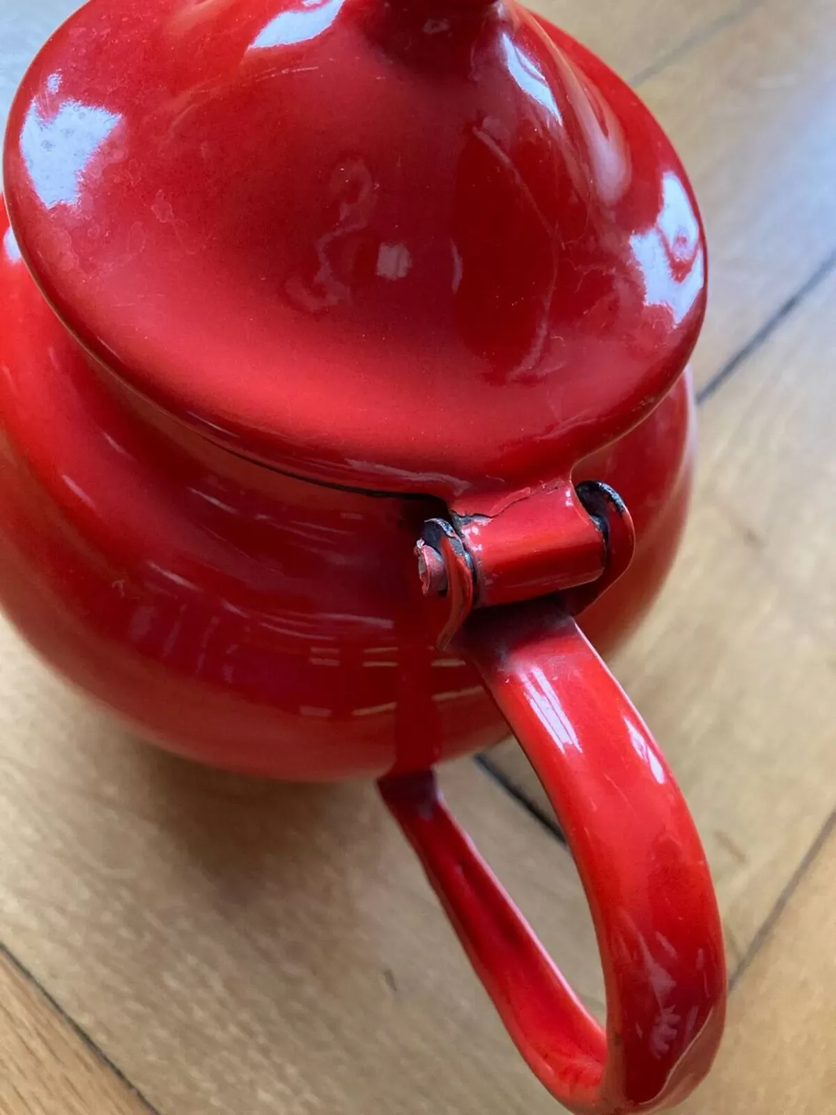 Illustration numéro 4 du produit Théière en émail rouge