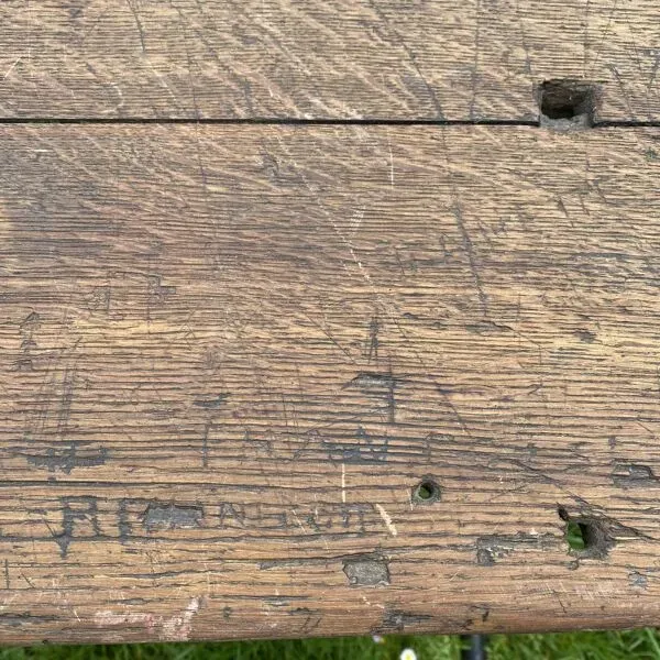 Illustration numéro 4 du produit Bureau d’écolier ancien en bois et fonte