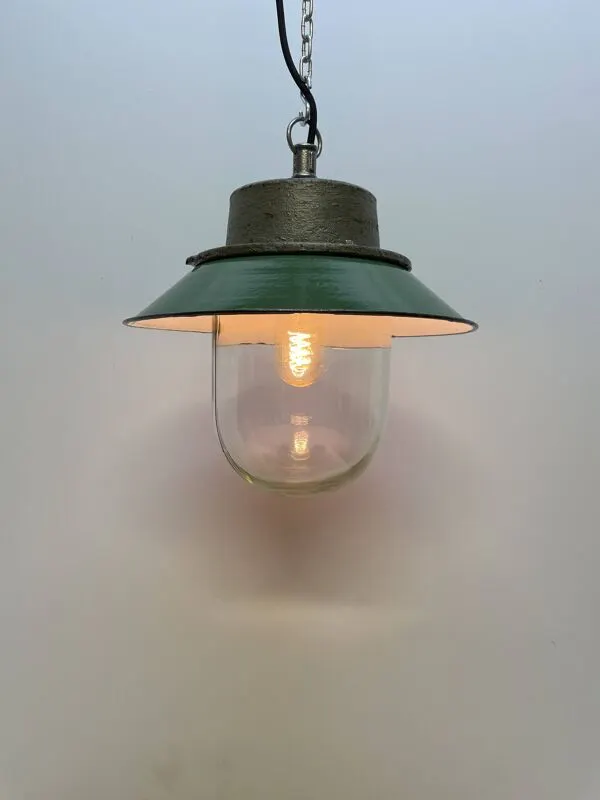 Illustration numéro 4 du produit Suspension en émail industriel verte avec verre, Pologne, années 1960.