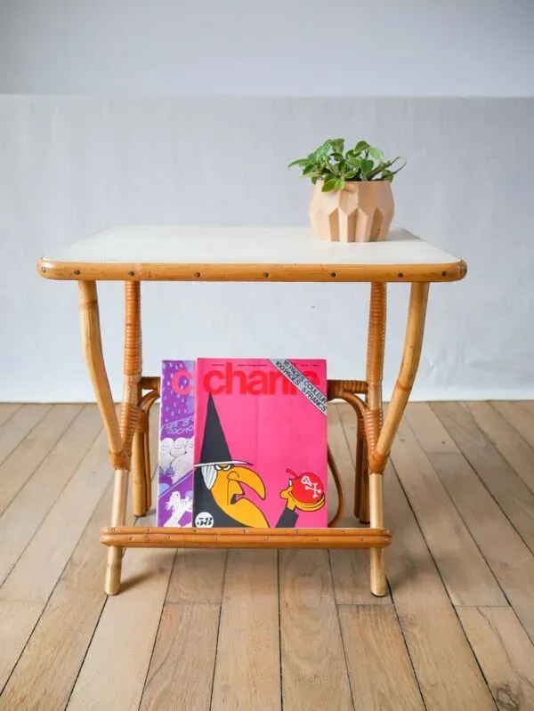 Illustration numéro 4 du produit Table d'appoint porte-revues en rotin et bambou 1960