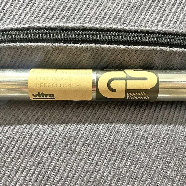 Illustration numéro 4 du produit Paire de chaises modele Persona édition VITRA Design Mario Bellini