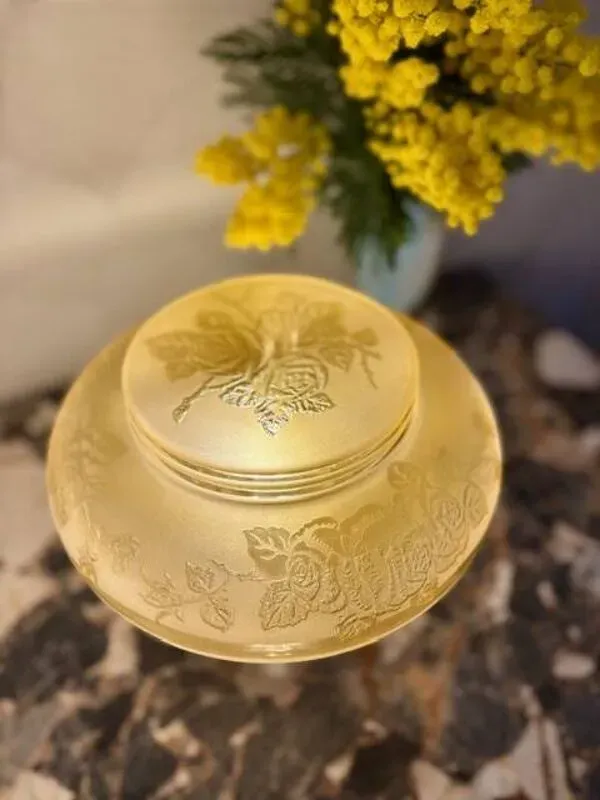 Illustration numéro 4 du produit Lampe à poser art nouveau globe fleuri jaune
