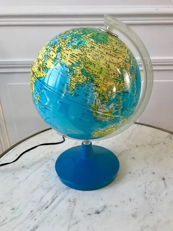 Illustration numéro 4 du produit Globe terrestre lumineux années 70