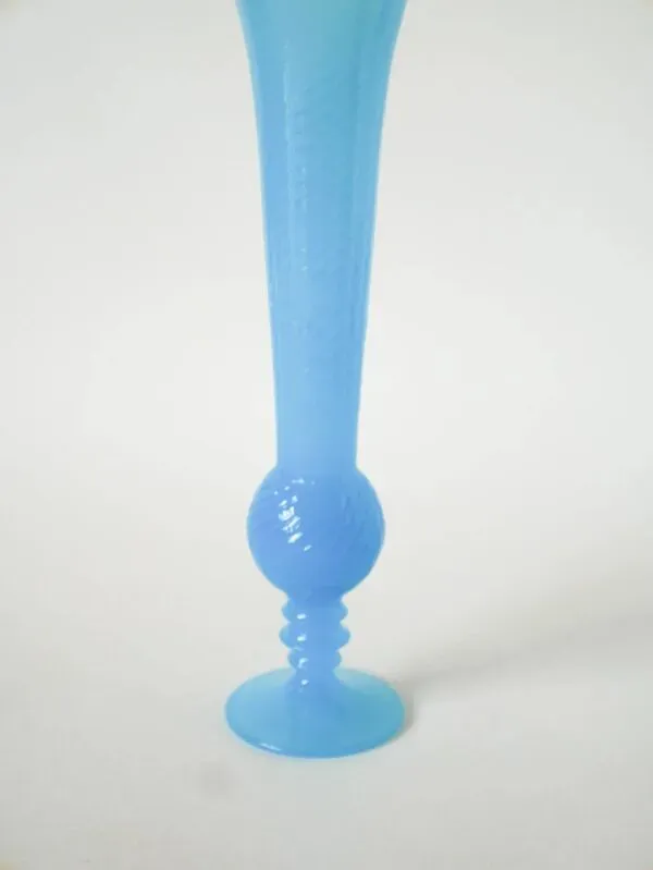 Illustration numéro 4 du produit Vase en opaline à col dentelé et texturé, bleu, 1960