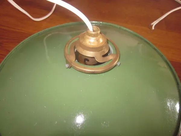 Illustration numéro 4 du produit Suspension ancienne en tole emaillée