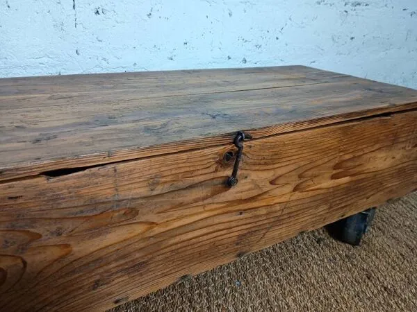 Illustration numéro 4 du produit Table basse rustique sur roulettes